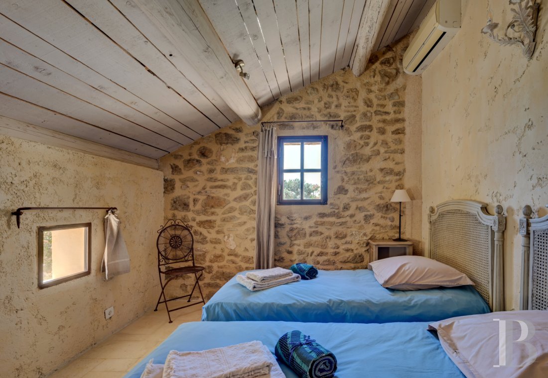 Dans le Vaucluse, aux environs de Beaumes-de-Venise,  une ancienne ferme du 18e siècle bordée de vignes - photo  n°31